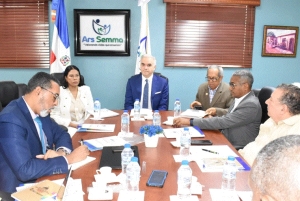 Ministro de Educaci&oacute;n y ARS SEMMA refuerzan acciones para mejorar atenci&oacute;n en salud del magisterio.