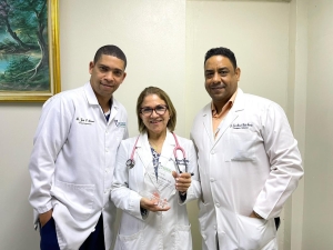 Autoridades del Hospital Docente Semma Santo Domingo, reconocen a la Dra. Blanca Hern&aacute;ndez Dizla&mdash; Neur&oacute;loga por su entrega y dedicaci&oacute;n durante 23 a&ntilde;os de servicios en la instituci&oacute;n.