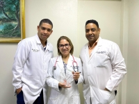 Autoridades del Hospital Docente Semma Santo Domingo, reconocen a la Dra. Blanca Hernández Dizla— Neuróloga por su entrega y dedicación durante 23 años de servicios en la institución.